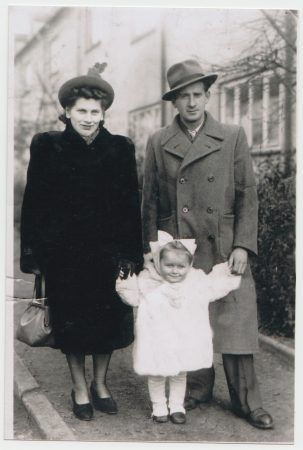 Sura Markusfeld (z d. Dejgin) z mężem i córeczką