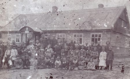 Szkoła powszechna w Holonkach, Na fotografii uczniowie, wśród nich również Żydzi.