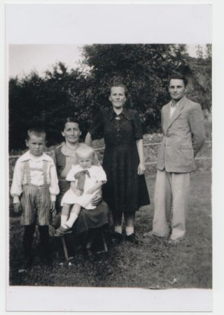 Rodzina Flor, Maria siedzi z wnuczką Teresą na kolanach.