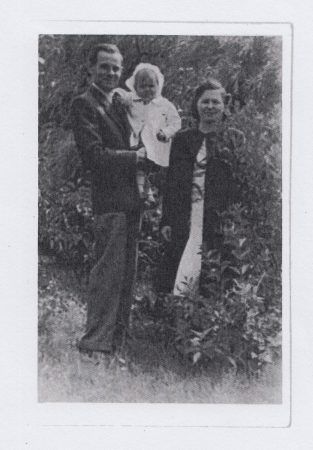 Antoni i Barbara Bytniewscy z córką Krystyną, Warszawa, 1942 r.