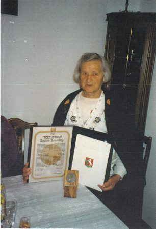 Maria Domagała z dyplomem i medalem „Sprawiedliwy wśród Narodów Świata”, 1997 r.