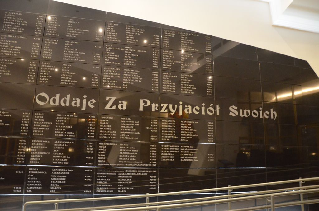 Kolejne nazwiska osób zamordowanych pojawiły się na ścianach Kaplicy Pamięci w Toruniu.. 01.12.2017