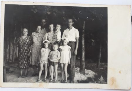Rodzina Adamczyków, od Lewej sąsiadka Adamczyków, Eleonora Adamczyk(żona Franciszka), mąż Stanisławy Gryglickiej, Barbara i Kazimierz Adamczyka(brat Stanisławy) i ich dzieci