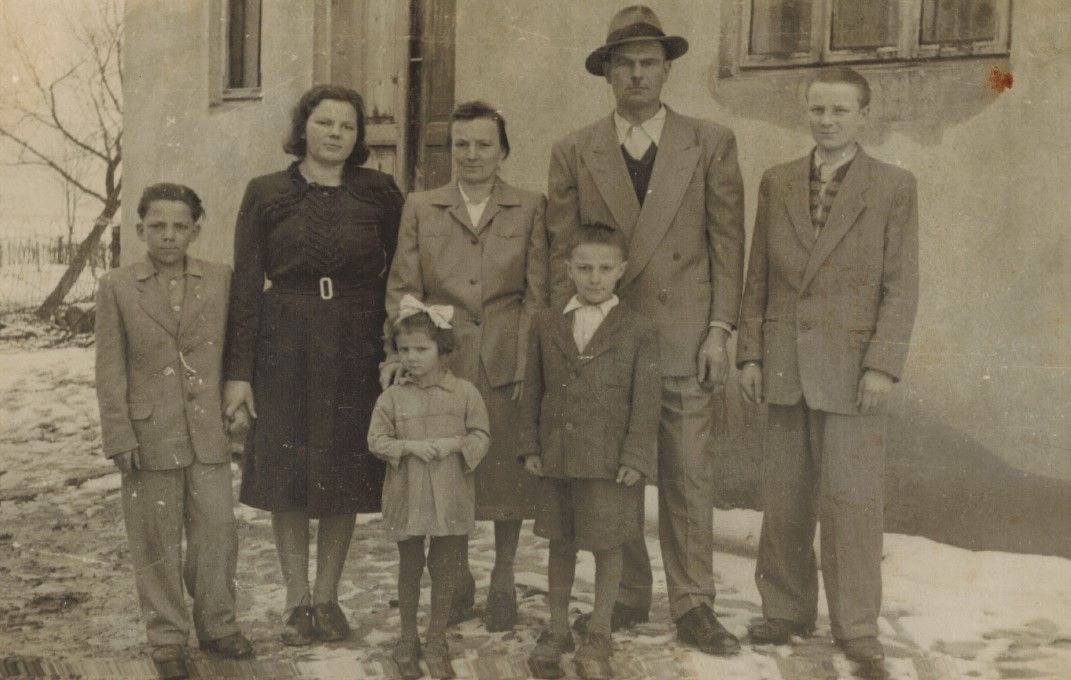 A card from the calendar - Maria and Franciszek Lubaś with family. 07.06.2021